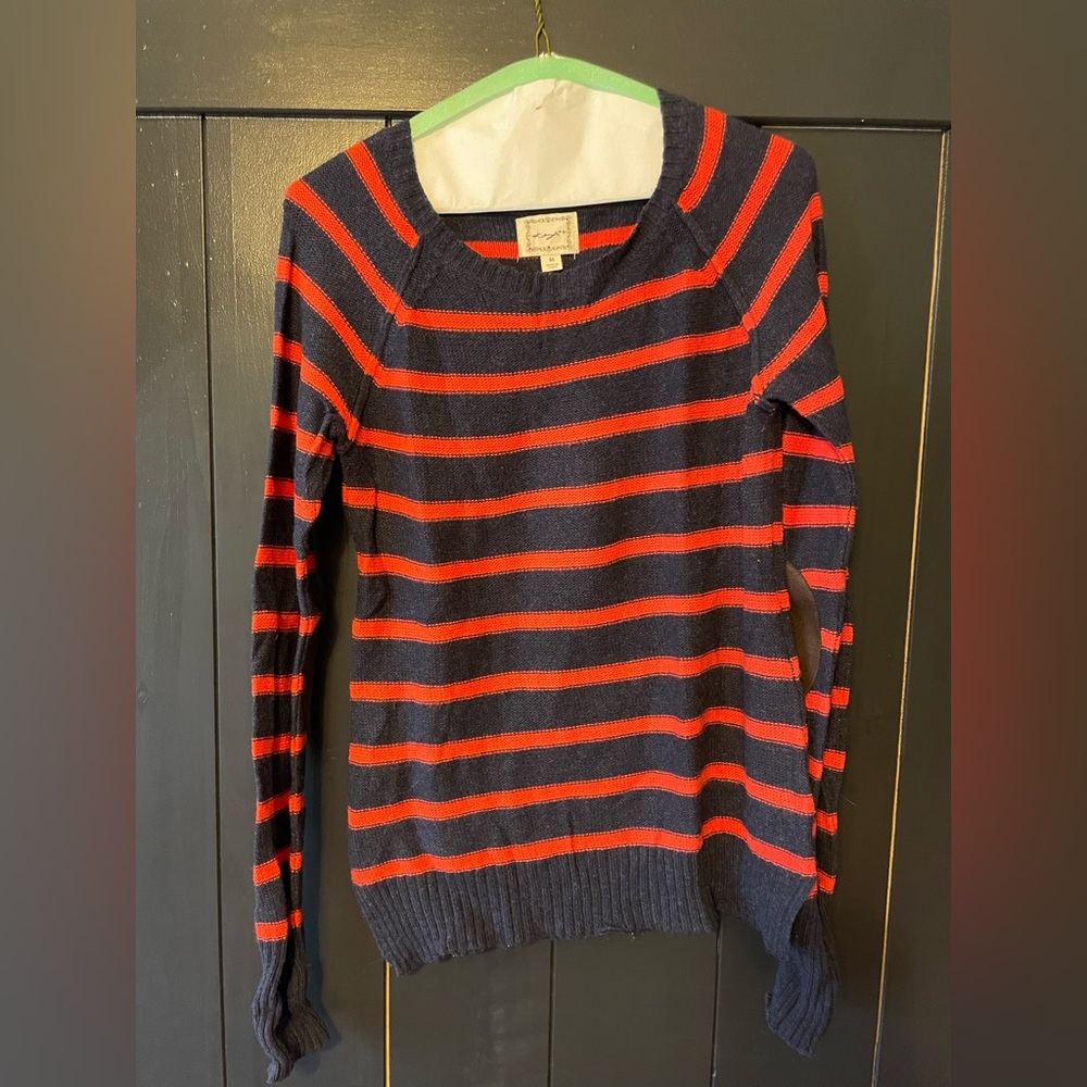 ‼️ 3️⃣ for $17 ‼️ Navy & orange/coral sweater. Size Medium. Brand: Kenzi